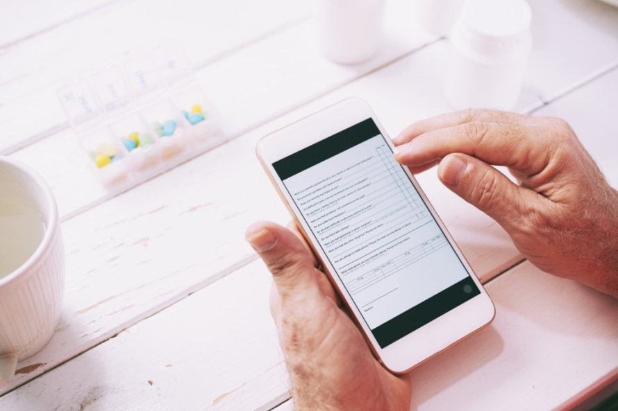 batch_Smartphone-with-SG-Arrival-Card-and-checklist-open-on-screen.jpg