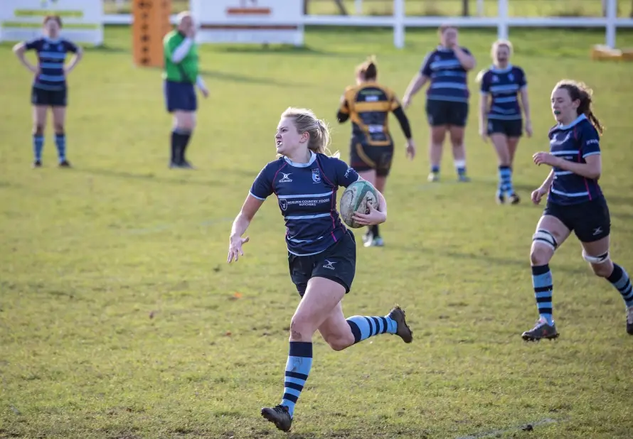 batch_Female-rugby-players-are-playing-rugby-in-the-field.webp