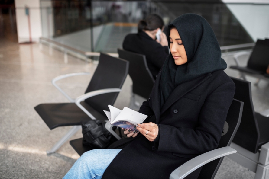 batch_Egyptian-woman-at-airport-check-in.jpg