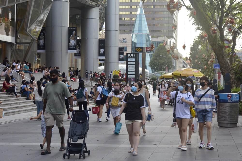 Singapore-tourists-walking.jpeg